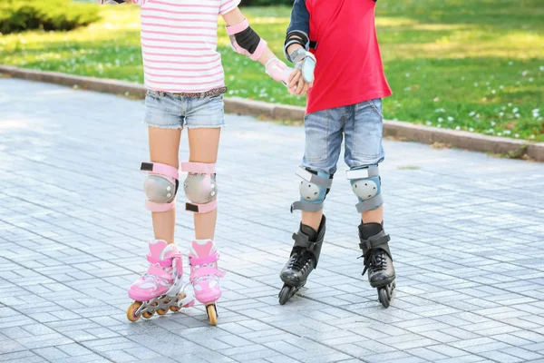 Crianças ativas rollerskating no parque — Fotografia de Stock