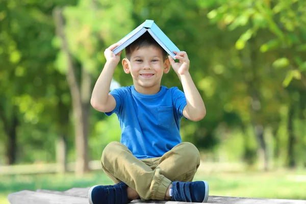 Sevimli küçük çocuk parkı kitap ile