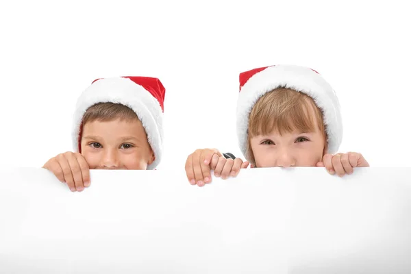 Χαριτωμένα παιδιά με κενό αφίσα σε άσπρο φόντο. Έννοια των Χριστουγέννων — Φωτογραφία Αρχείου