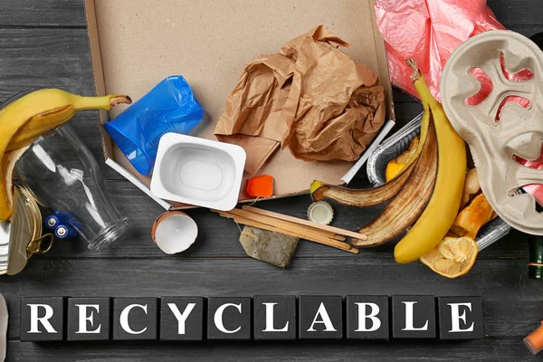 Skład śmieci i słowa nadające się do recyklingu — Zdjęcie stockowe