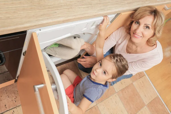 Sevimli küçük kız ve büyük annesi  