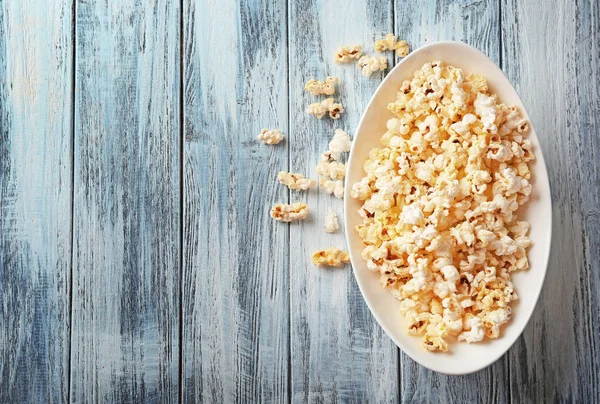 Popcorn op houten tafel — Stockfoto