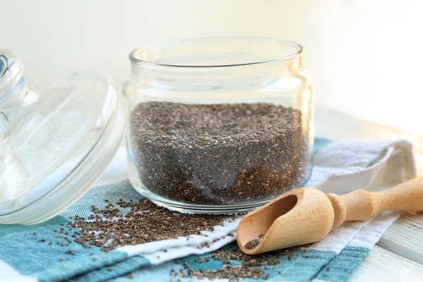 Semillas de chía en frasco y cuchara en la mesa — Foto de Stock