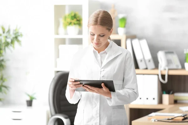 Young receptionist holding tablet — Stock Photo, Image