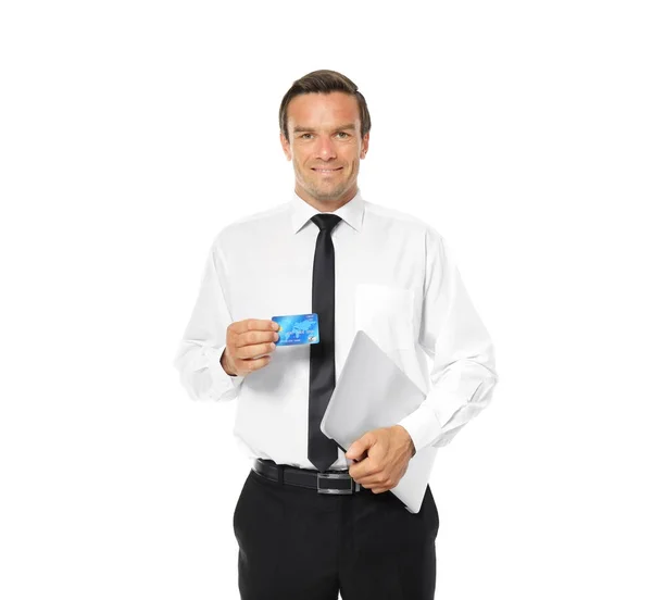 Jeune homme d'affaires tenant carte de crédit et ordinateur portable sur fond blanc — Photo