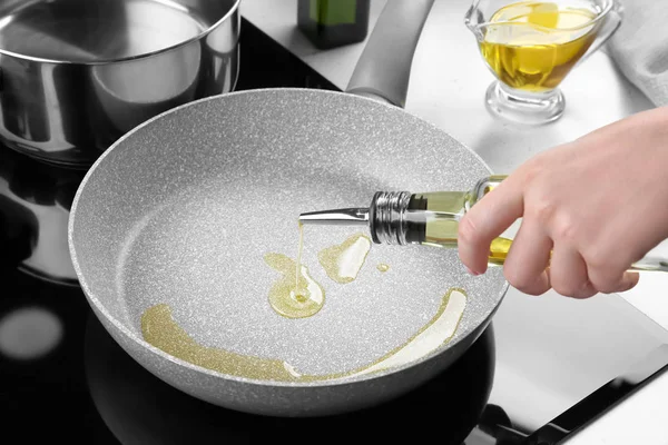 Yağ şişe kızartma tavası boşaltma kadın