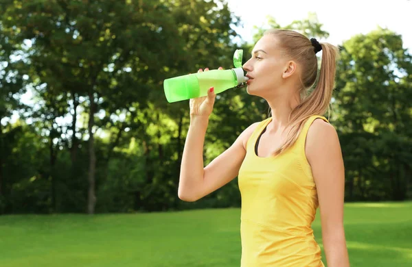 Sportieve jonge vrouw — Stockfoto