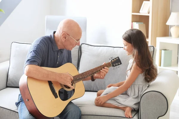Onun torunu evde ile komuta sizde