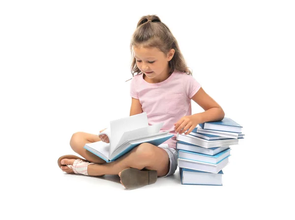 Χαριτωμένο κοριτσάκι διαβάζει το βιβλίο — Φωτογραφία Αρχείου