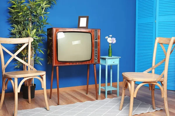 Intérieur de la chambre avec vieille télévision — Photo