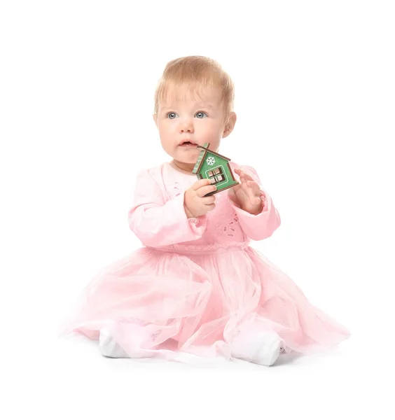 Αξιολάτρευτο μωρό με μικρό σπίτι παιχνίδι σε λευκό φόντο — Φωτογραφία Αρχείου