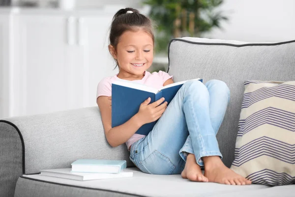 Bonito livro de leitura menina — Fotografia de Stock