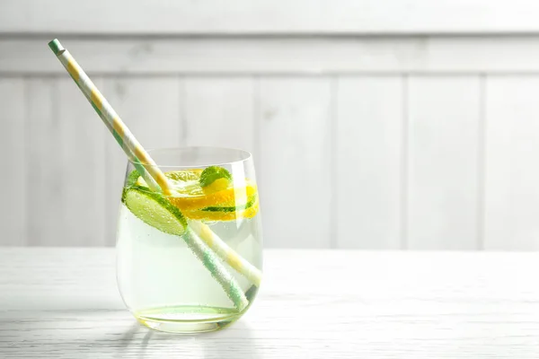 Läckra uppfriskande vatten med gurka — Stockfoto