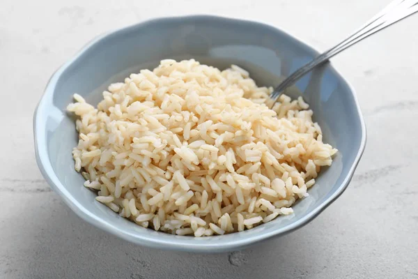 Bol avec riz cuit sur la table — Photo
