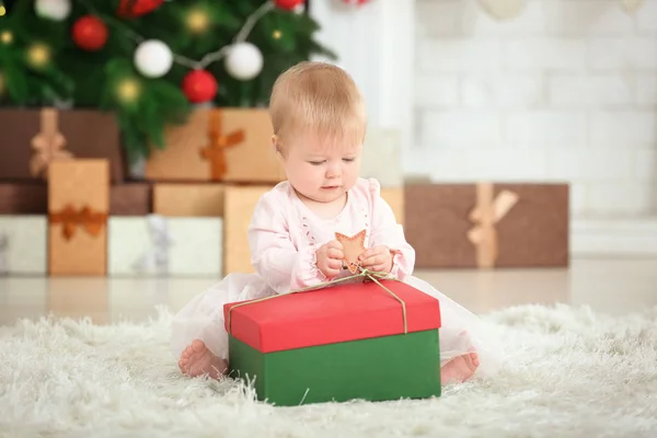 사랑 스러운 아기 선물 상자 크리스마스 장식 방에 — 스톡 사진