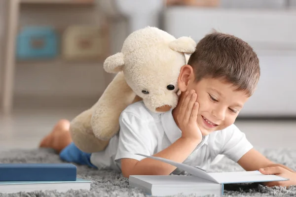 Schattig jongetje lezen boek thuis — Stockfoto