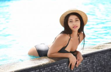 güzel bir genç kadın rahatlatıcı