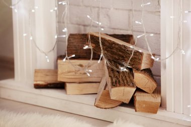 Noel ışıkları ile dekore edilmiş şömine