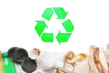 Geri dönüşüm işareti ve çöp