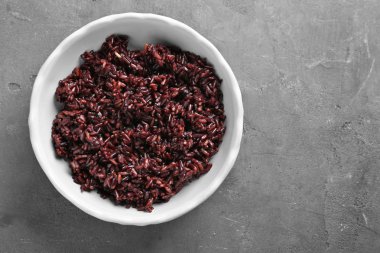 Tablo üzerinde pişmiş pirinç ile kase