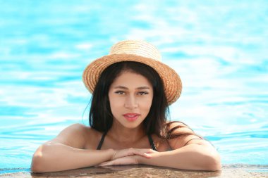 güzel bir genç kadın rahatlatıcı