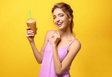 taze yüzlü genç kadınla