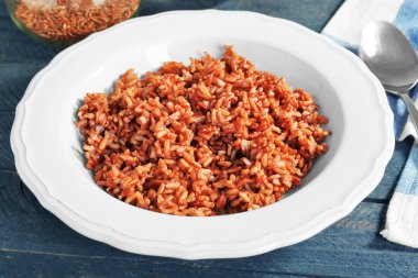 Tabak pişmiş pirinç tablo ile