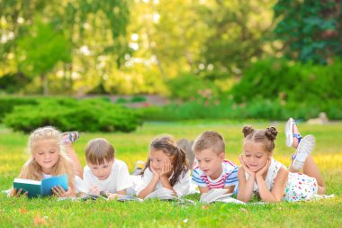 Sevimli küçük çocuklar Park kitap okuma