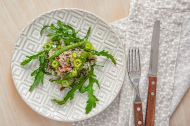 Quinoa salata ile plaka 