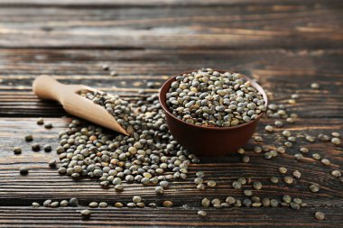 Fransız yeşil mercimek ve mutfak eşyaları kompozisyonu