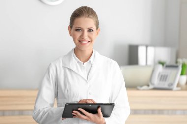 Genç resepsiyonist holding tablet 