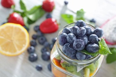 Taze olgun çilek ile jar