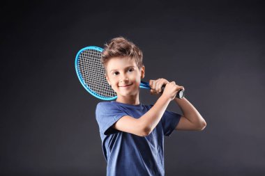 Tenis raketi ile şirin küçük çocuk 