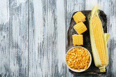 Mısır mısır koçanı ve çekirdekleri tepsi ile kase 