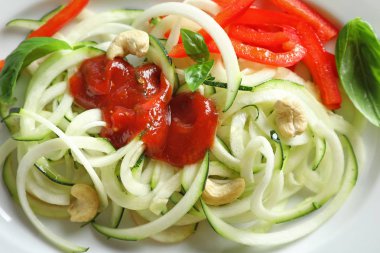 çiğ sebze spagetti