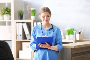 Genç kadın resepsiyonist holding klasör  