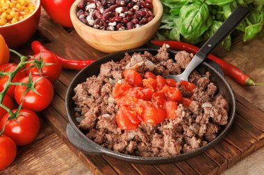 Kıyılmış et pişirilir