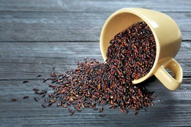 Çiğ pirinç fincanla 