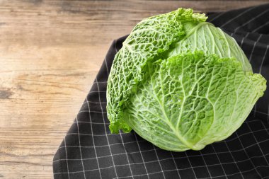 ahşap zemin üzerine yeşil lahana