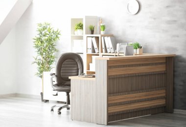 Boş resepsiyon masası kapalı