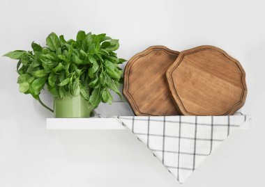 Farklı ahşap kurulları ile raf