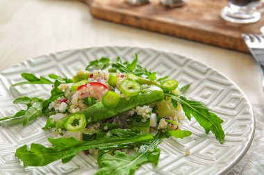 Quinoa salata ile plaka 