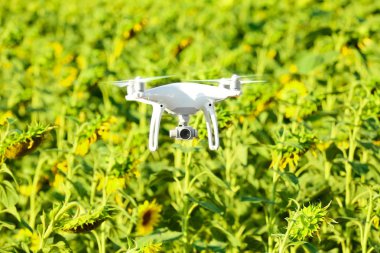 Modern quadcopter uçan