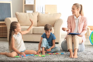 Genç psikolog olan Office sevimli çocuklar çalışma