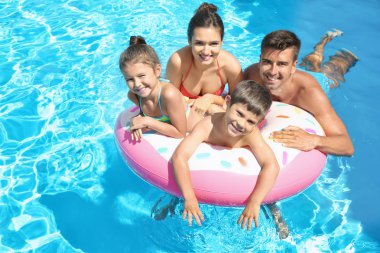 Mutlu aile şişme halka yüzme havuzunda rahatlatıcı ile