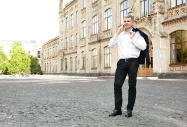 İş adamı cep telefonuyla konuşuyor.