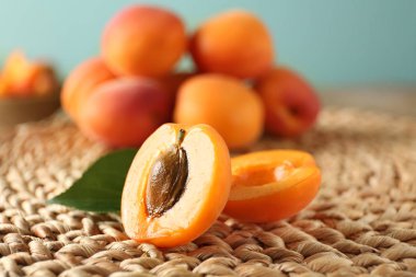 Hasır mat kayısı yarısı