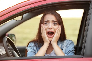 Korkmuş genç kadın arabada