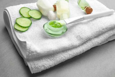 Salatalık maskesi ile kompozisyon  