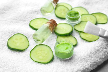 Salatalık maskesi ile kompozisyon  